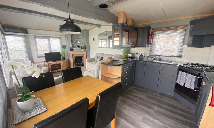 Chapel Saint Leonards Casa | Sherwood 472 - central heating, Pet friendly, WiFi, bed linen - Golden Palm Resort - Meadow Lakes Caravan & Lodge Hire