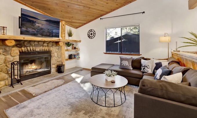 Big Bear City Chalet De Esquí | Sherwood Chalet- Relaxing Modern Bear City Family Cottage- Minutes to Activities