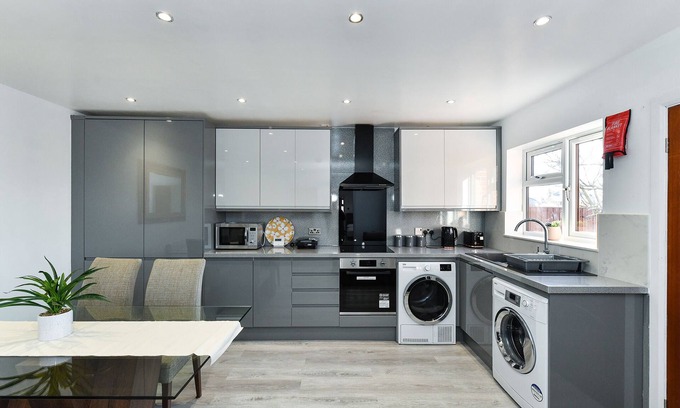 Mansfield Casa | Sherwood Street - Picturesque 2 Bedroom Bungalow with 2 En-suite Bathroom