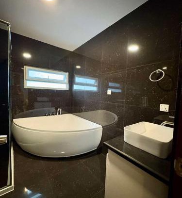 Malabanias Apartamento | Sheryll Escapes - La Grande Poolside 1 BR with Bathtub, WiFi & Netflix