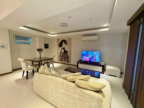 Malabanias Apartamento | Sheryll Escapes - La Grande 608, classy 1BR balcony, WiFi, Netflix