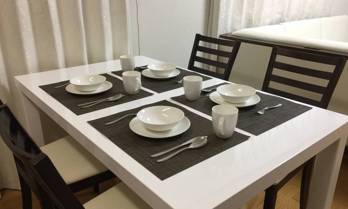 Nishi-Shinjuku Casa | Cerca de Shinjuku, a 2 minutos de la estación más cercana, Group también se complace en acomodar hasta 12 personas. ¡Toda la casa se puede reservar (9 camas) + comedor grande (2 cables + todoterreno)!