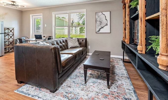 College Station Apartamento | Shiplap:1st Flr 2 Bdrm-Walk to A&M-Comfy King Beds