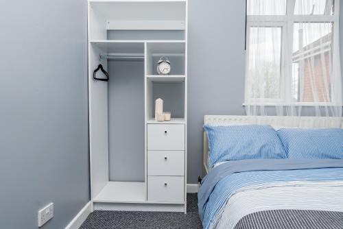 Southampton Casa | Shirley house 2, Self Catering Guest House, Self Check in, Smart locks, 10 min Walk to Southampton General, Aspire and Princess Anne Hospitals, Access to Fully Equipped Kitchen, Excellent Transport Links, Ideal for Longer Stays and Hospital Shifts