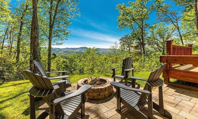 Qualla Cabina | Shooting Star Ridge: A cozy 2-bedroom cabin in Whittier, NC