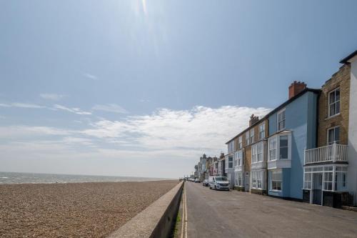Aldeburgh Casa | Shore View, Aldeburgh - A lovely Seafront House on famous Crag Path with uninterrupted Beach Views - Aldeburgh Coastal Cottages