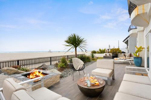 South Mission Beach Casa | Shoreline by AvantStay Spectacular Beachfront Home w Fire Pit Spa Pool Table