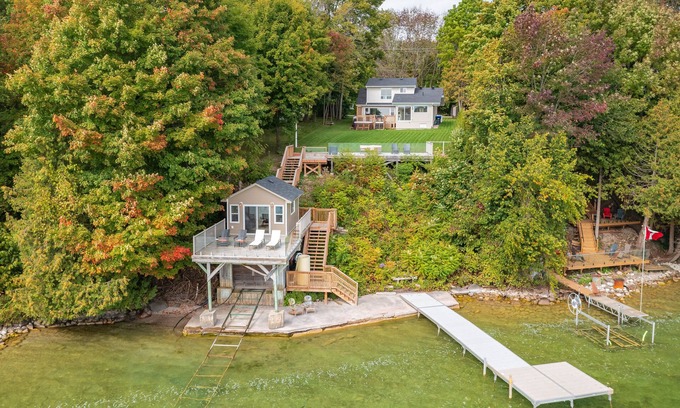 Oro-Medonte Casa | Shoreline city escape property steps from Lake Simcoe- w. boathouse and hot tub!