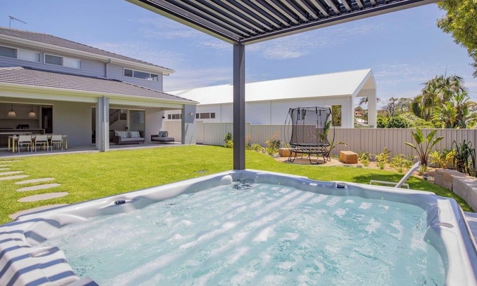 Caves Beach Casa | Shoreline Luxe Refined Beachside Elegance with Spa