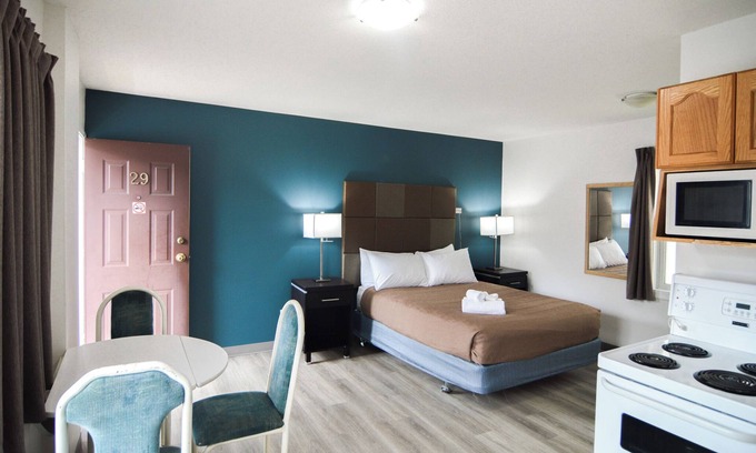 Okanagan-Similkameen Hotel | Shoreline Resort
