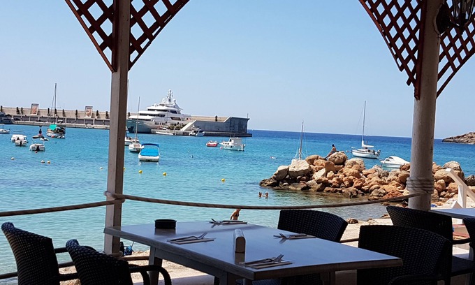 Calvia Apartamento | Apartamento de lujo frente a la playa, a pasos de las aguas turquesas del Mediterráneo.