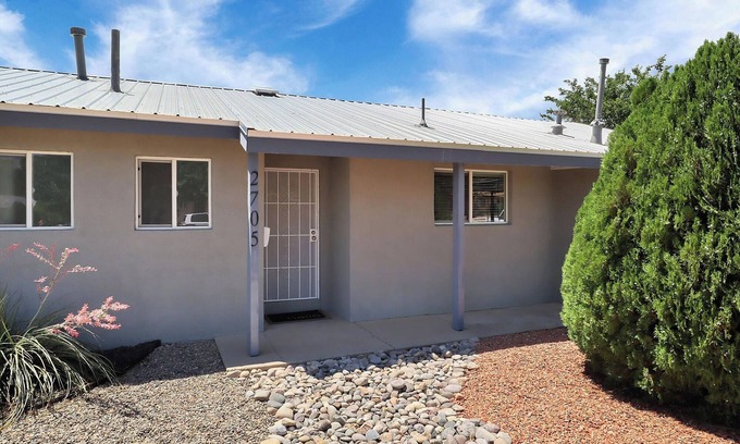 Northeast Heights Casa | Short Drive to Balloon Fiesta Park. 5 blocks from shopping malls & dining