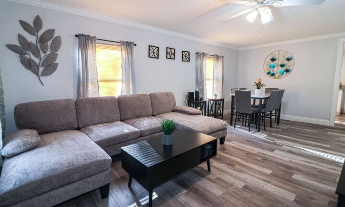 East Tampa Casa | Short drive to Everything