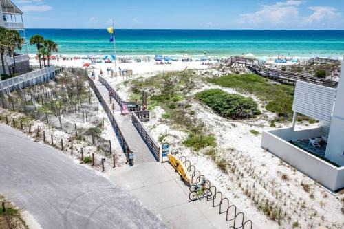 Seagrove Beach Apartamento | Short walk or shuttle to wide open public beach!