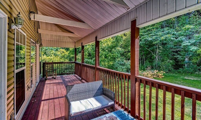 Pigeon Forge Chalet De Esquí | Charming 2BR Chalet on Mill Creek, short walk to Parkway