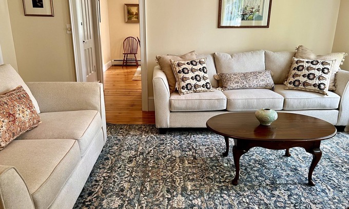 Skaneateles Historic District Casa | Short walk to restaurants and lake front parks.