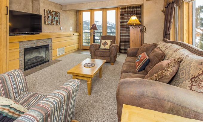 Big Sky Condominio | Shoshone Ski-In/Out w/ amazing views, community hot tub/pool/fitness center & fireplace!