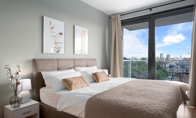 Hasselt Apartamento | SHS HOMES-LUXE HIGHRISE, 2 BEDROOMS, KITCHEN, FREE PARKING, STUNNING VIEW, LARGE TARRASSE, Workspace
