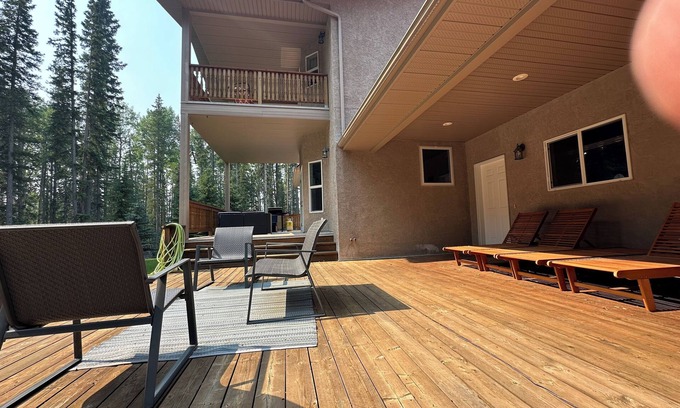 Nordegg Casa | Shunda Creek Place is 5 star VBRO mountain retreat.
