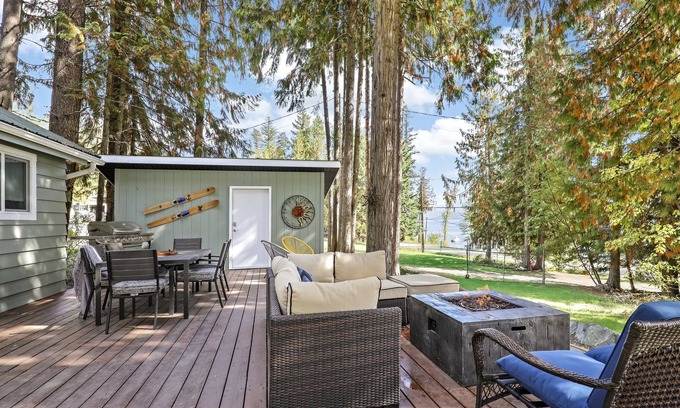 Celista Casa | Shuswap Lake, 2 cama, 1. 5 BA, muelle privado, para 4 personas, $ 500 - $ 995 / wk
