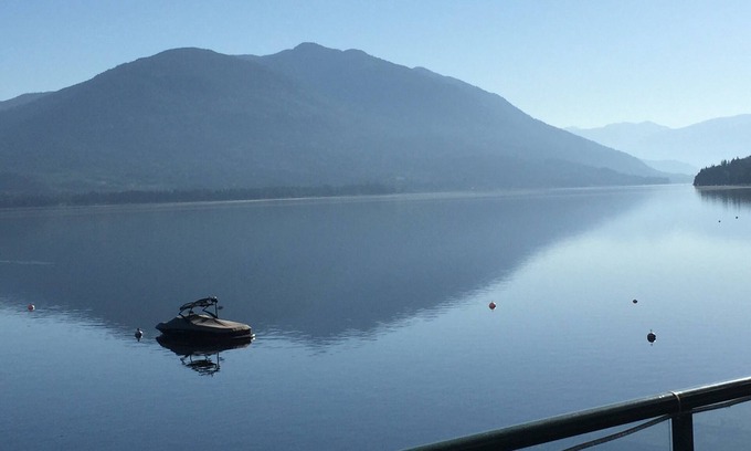 Blind Bay Condominio | Shuswap Lake Front Two Bedroom, 3 Bath Condo. ¡En ninguna parte está más cerca del agua!