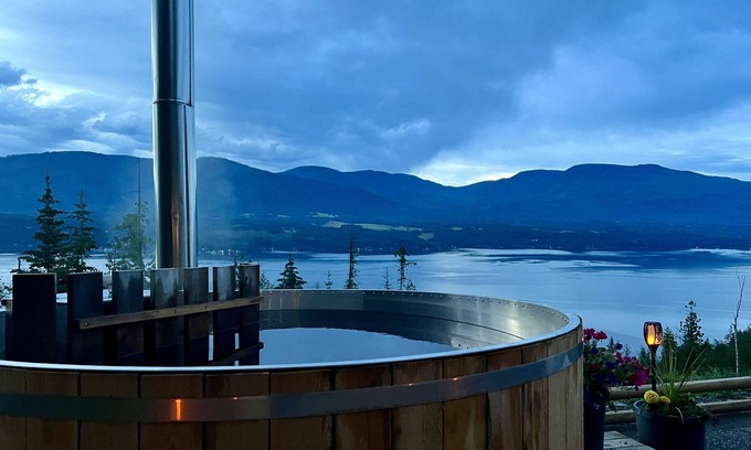 Blind Bay Cabaña | Shuswap Sky Dome With wood Burning Hot Tub & Cozy Fireplace