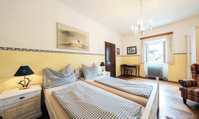 Altaussee Apartamento | Sieglgut: Hofmannsthal Suite | Kitchen | Parking