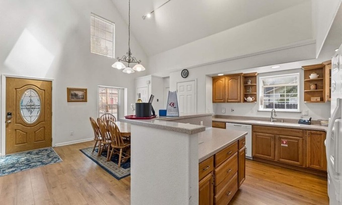Tahoe Paradise Casa | Sierra Mountain Lodge 3 Bedroom Home by RedAwning