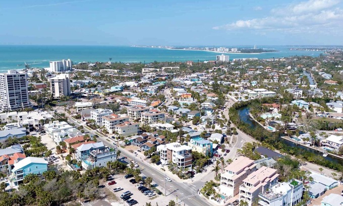 Siesta Key Village Casa | Siesta Beachfront Paradise: Infinity Pool & Spa!