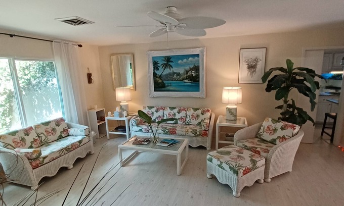 Bay Isle Casa | SIESTA KEY BEACH COTTAGE, 5 Minute walk to Sunset on the Beach