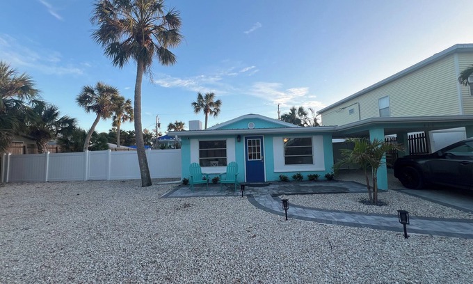 Siesta Key Cabaña | Siesta Key Cottage one block to village, 3 blocks to beach, Private heated pool