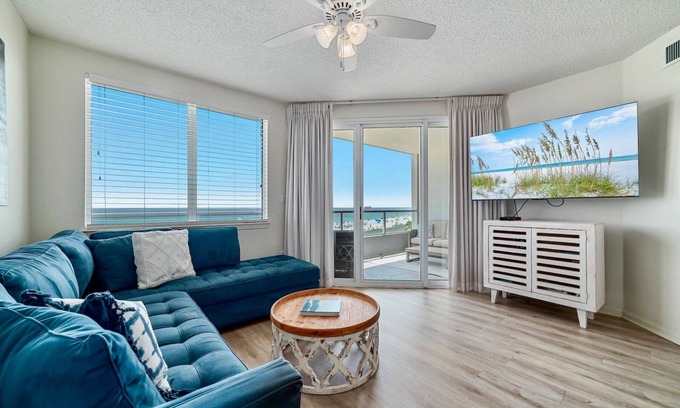Orange Beach Condominio | * Alquiler nuevo * ¡Se admiten mascotas! Remodelado, limpio, sala de estar al aire libre, frente a la playa.