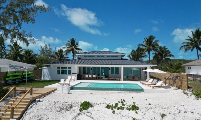Jimmy Hill Casa | Silver Beach House - Lux Vacation Home. 7 mins from Airport. Infinity Pool+++