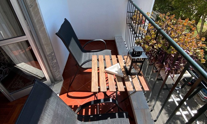 Carcavelos Apartamento | 'Simbiose' Room with Balcony, Wi-Fi and Air Conditioning