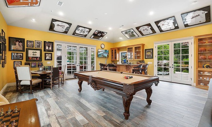 Simi Valley Casa | Simi Valley - Memorabilia Guest Retreat