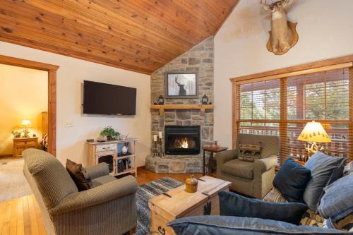 Branson West Casa | Simon's Treetop Cabin - 2 BDR in Popular Resort