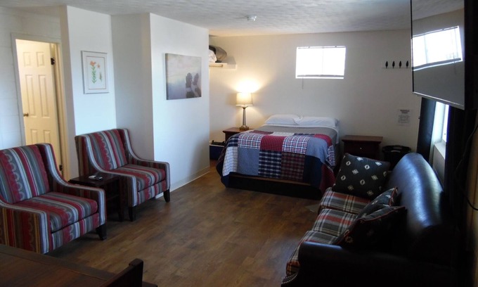 Jenkins Apartamento | Simple, Clean, and Quiet Lakeside Getaway