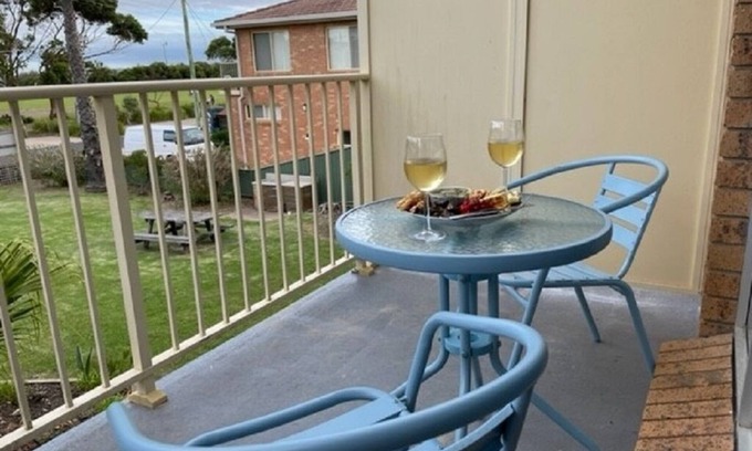 Merimbula Apartamento | Simple, clean and tidy beach unit opposite the beach