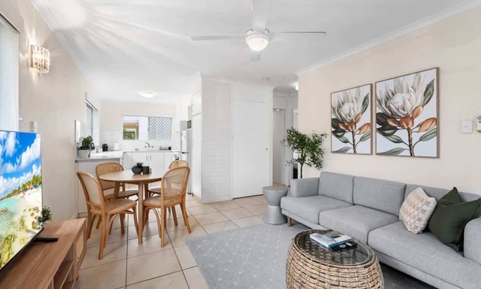 Surfers Paradise Apartamento | The Tropical - Simple Pet-Friendly 2BR Near Beach & Tram with AC