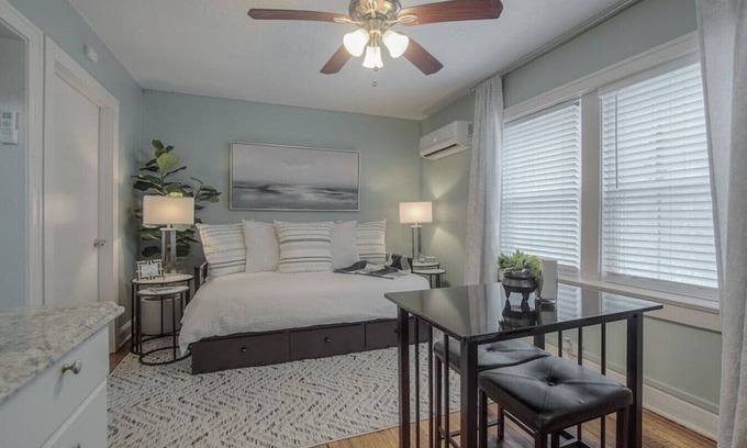 Country Club Plaza Area Apartamento | Simple PLAZA Comfort!