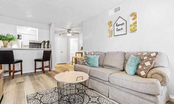 Park Central Apartamento | Simplicity and Convenience! Pool View w. Balcony!