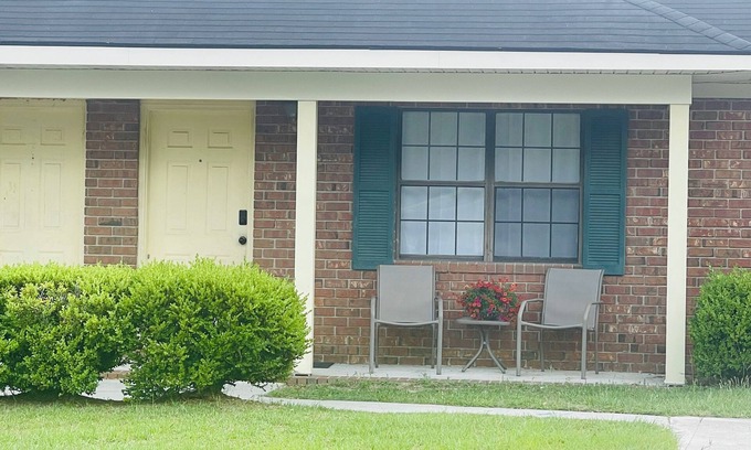 Statesboro Apartamento | Simply Home-Convenient to major stores, restaurants and 9 minutes to Water Park!