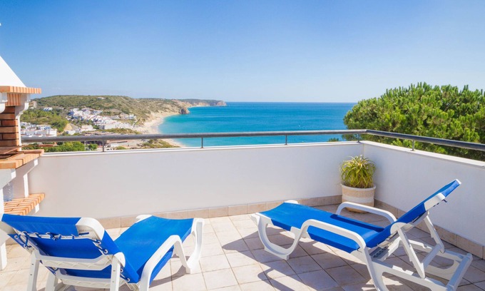 Salema Villa | SIMPLEMENTE SALEMA - VILLA DE LUJO FRENTE AL MAR - PISCINA CLIMATIZADA - AIRE ACONDICIONADO - TERRAZA EN EL TECHO