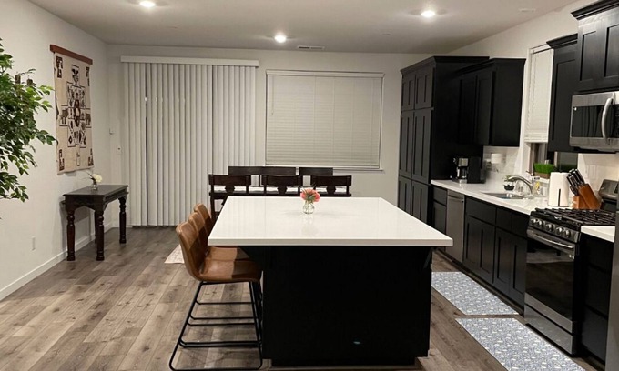 Roseville Casa | Simply Sweet & Cozy in Roseville