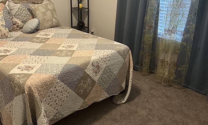 Barium Springs Casa | Single bedroom, double bed, private bathroom. Full access to living areas.
