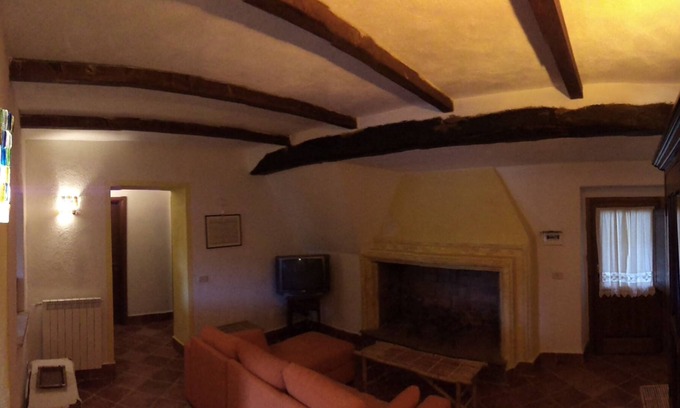 Ischia di Castro Casa | single detached house completely ristrutturata- 3-4 people near the lake.