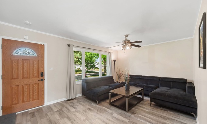 Schaumburg Casa | Single Family home in Schaumburg, IL 3 bed/ 2 full baths/ fully fenced backyard