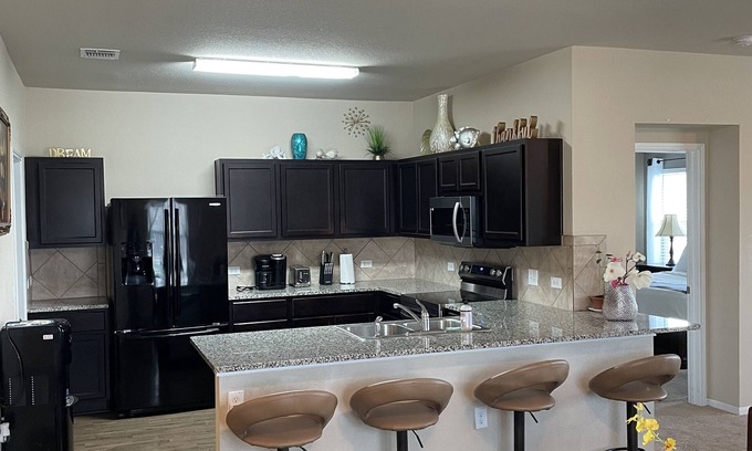 Pflugerville Casa | Single home with 5 bedrooms sleep 10 at a corner lot, fully garage to use