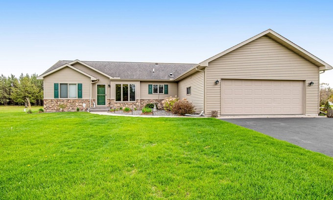 New Lisbon Casa | Single-level family-friendly home with large yard, WiFi & central AC