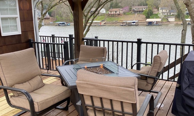 Roach Casa | Casa de un solo nivel en una cala tranquila y apacible en Lake of the Ozarks